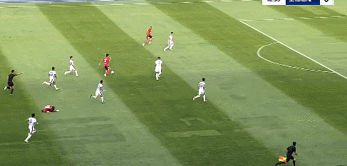 中超|上海海港3-1亚泰重返前三 现场无人机逼停比赛