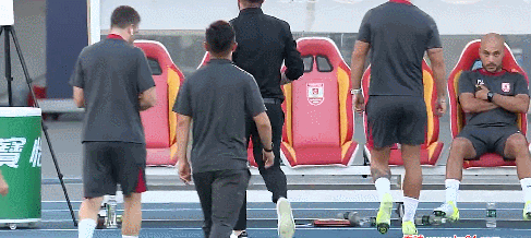 中超|上海海港3-1亚泰重返前三 现场无人机逼停比赛