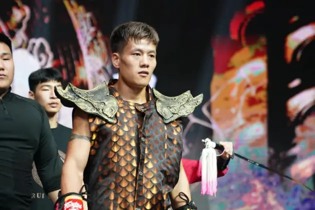 金甲战神东征曼谷！羽量级双星引爆伦披尼复仇火焰