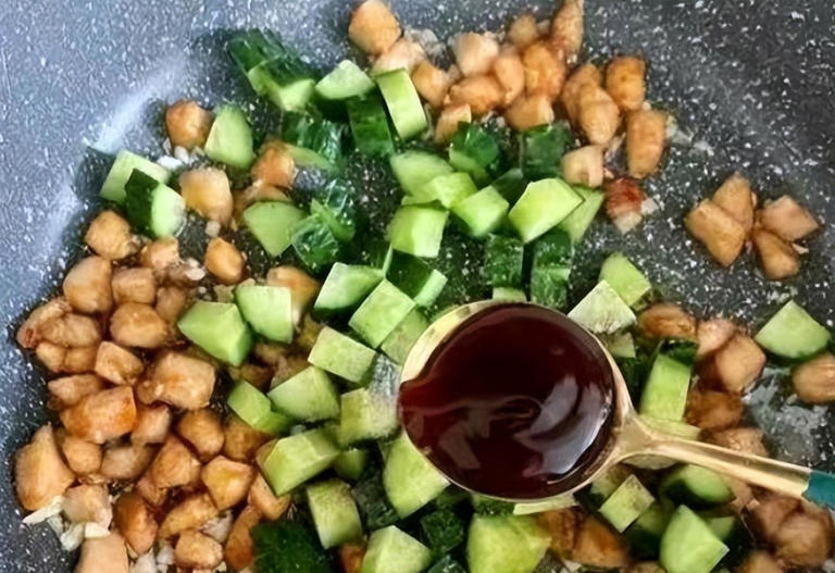 三伏天不要太节俭，建议：中老年多吃3种高蛋白食物，精神过苦夏