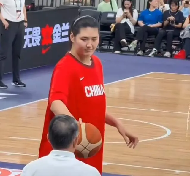 搞笑！这个女篮球员胆子有点大，居然敢“戏耍”主教练宫鲁鸣