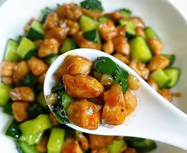 三伏天不要太节俭，建议：中老年多吃3种高蛋白食物，精神过苦夏