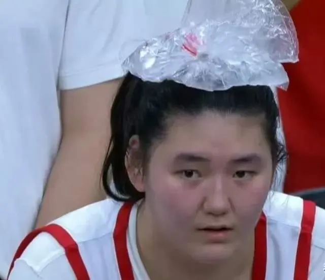 搞笑！这个女篮球员胆子有点大，居然敢“戏耍”主教练宫鲁鸣