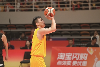 一米九三的“最帅球员” 想为家乡赢一场球