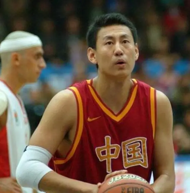 前男篮主帅李楠：妻子43岁为他生二胎，儿子是2米10篮球小巨人