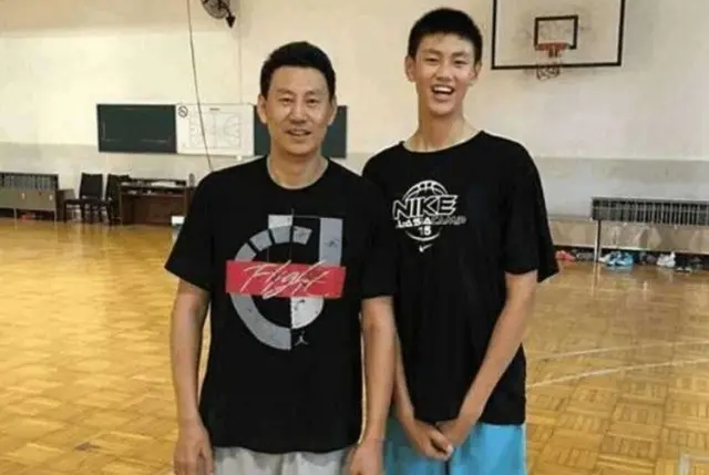 前男篮主帅李楠：妻子43岁为他生二胎，儿子是2米10篮球小巨人