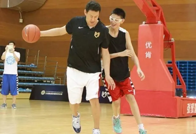 前男篮主帅李楠：妻子43岁为他生二胎，儿子是2米10篮球小巨人