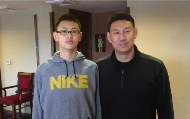 前男篮主帅李楠：妻子43岁为他生二胎，儿子是2米10篮球小巨人