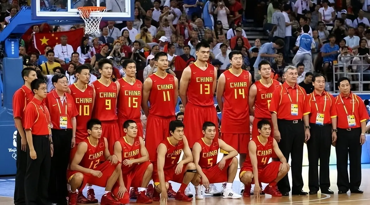 前男篮主帅李楠：妻子43岁为他生二胎，儿子是2米10篮球小巨人