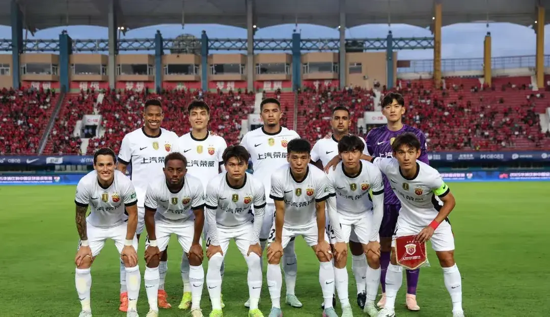 随着成都1:2天津，海港3:1长春，中超联赛最新积分榜如下：