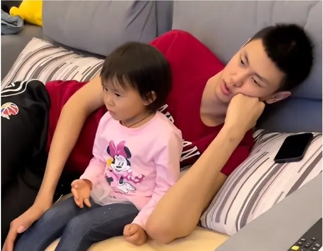 前男篮主帅李楠：妻子43岁为他生二胎，儿子是2米10篮球小巨人