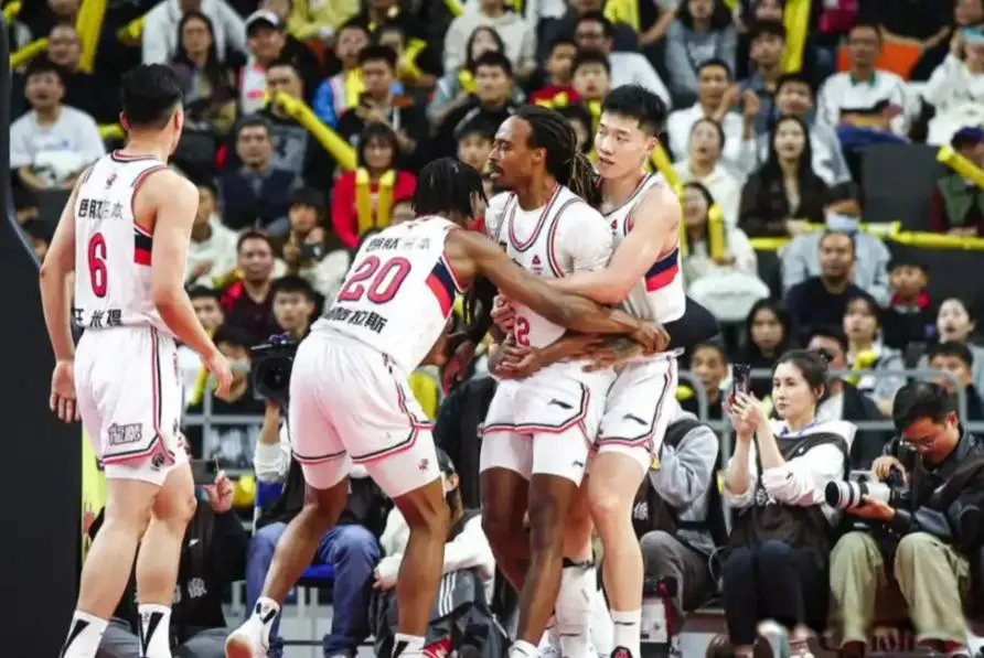 广东宏远完成签约！CBA顶级外援正式加盟，携手胡明轩，冲击前四