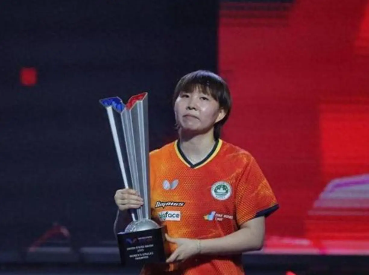 国乒大合照，王楚钦、王曼昱靠边站，孙颖莎稳居C位，王励勤现身