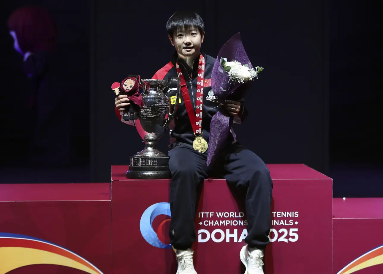 国乒大合照，王楚钦、王曼昱靠边站，孙颖莎稳居C位，王励勤现身