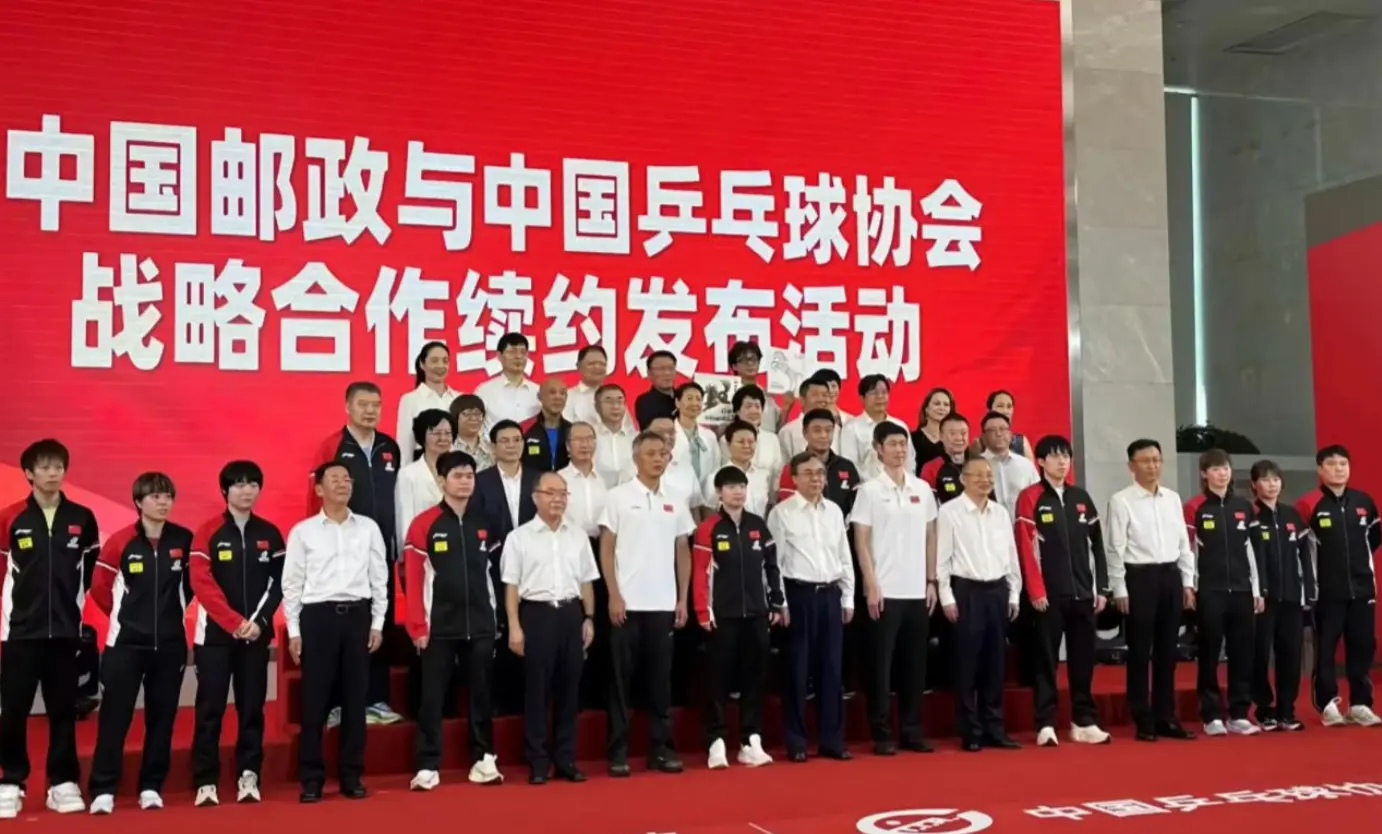 国乒大合照，王楚钦、王曼昱靠边站，孙颖莎稳居C位，王励勤现身