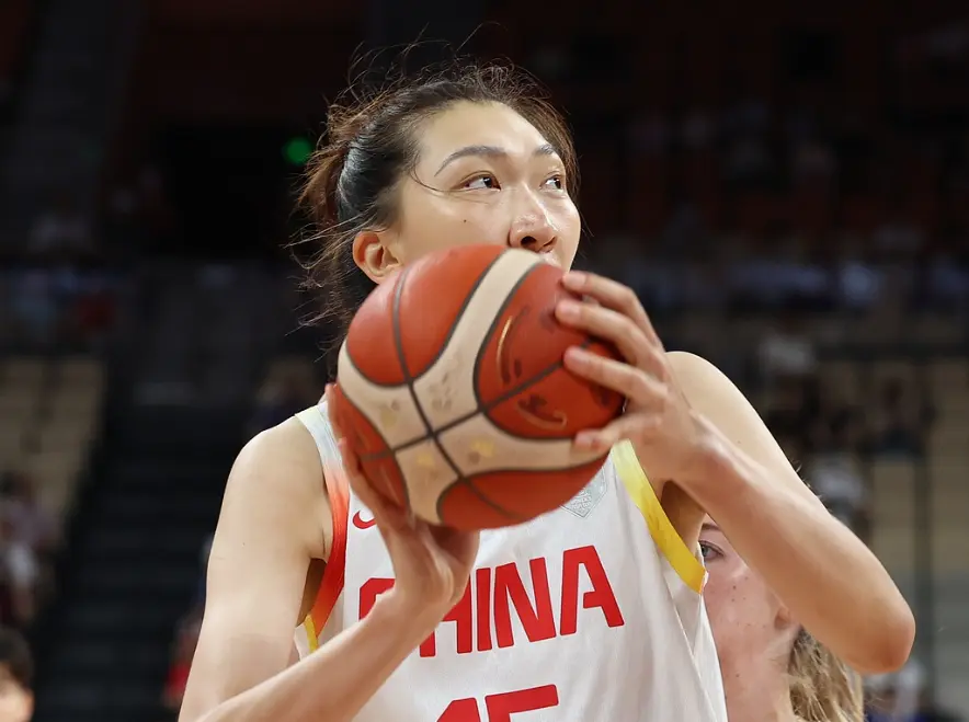 中国女篮输日本女篮，韩旭18+7+7！张子宇17+9尽力，裁判也引争议