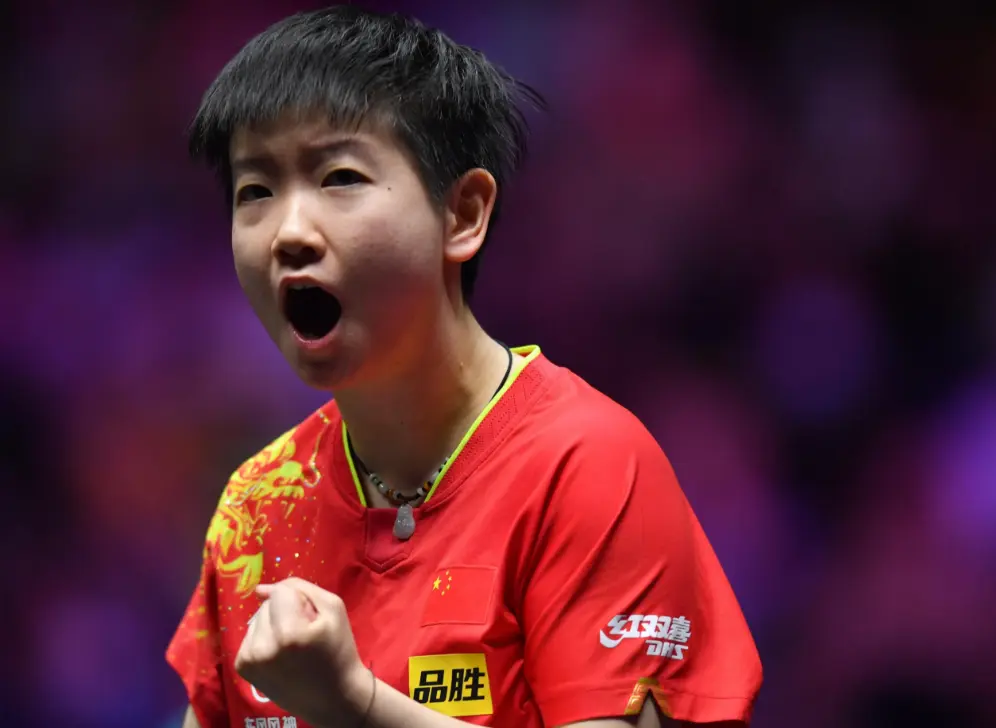 国乒大合照，王楚钦、王曼昱靠边站，孙颖莎稳居C位，王励勤现身