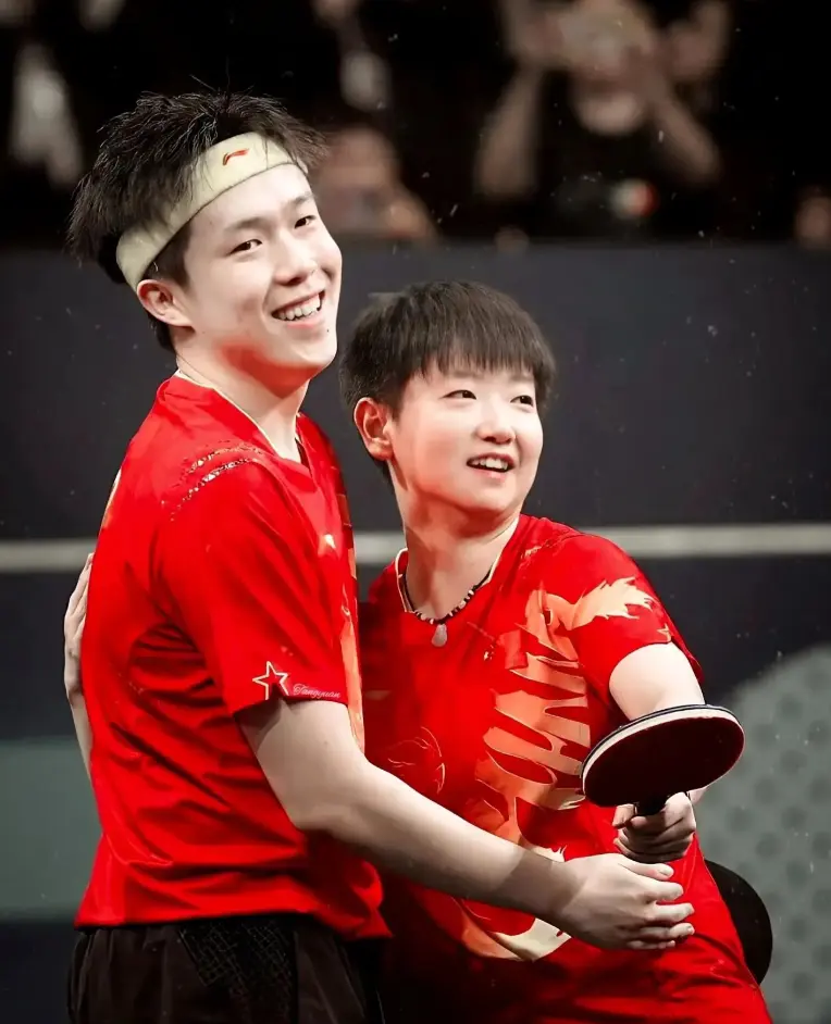 国乒大合照，王楚钦、王曼昱靠边站，孙颖莎稳居C位，王励勤现身