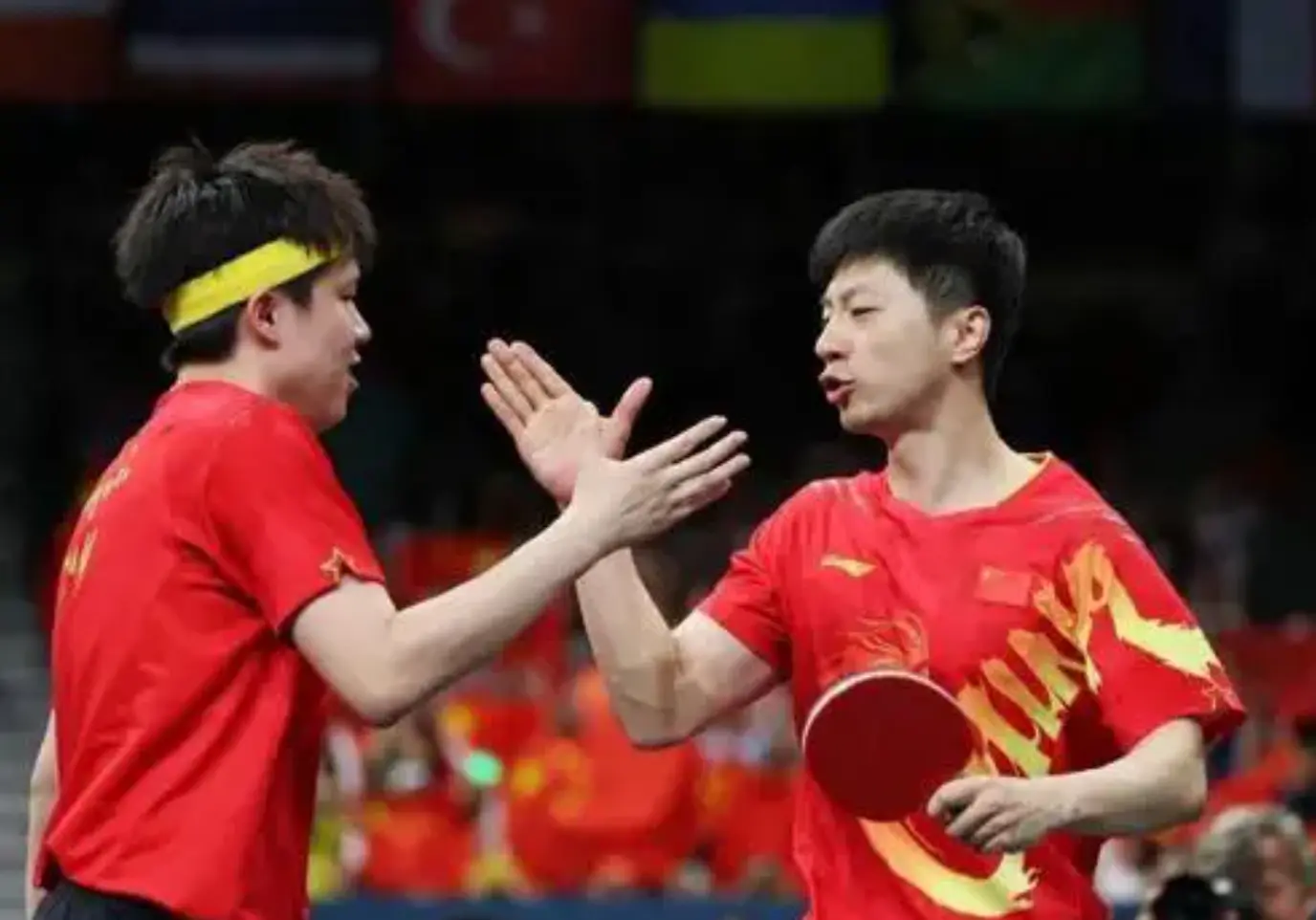 国乒大合照，王楚钦、王曼昱靠边站，孙颖莎稳居C位，王励勤现身