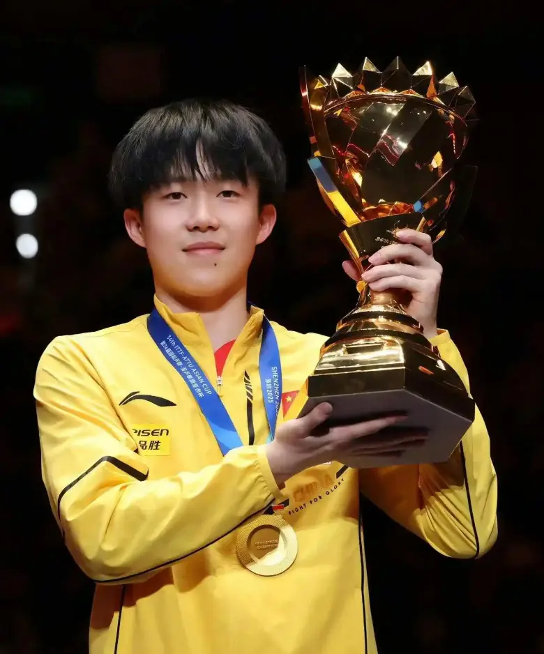国乒大合照，王楚钦、王曼昱靠边站，孙颖莎稳居C位，王励勤现身