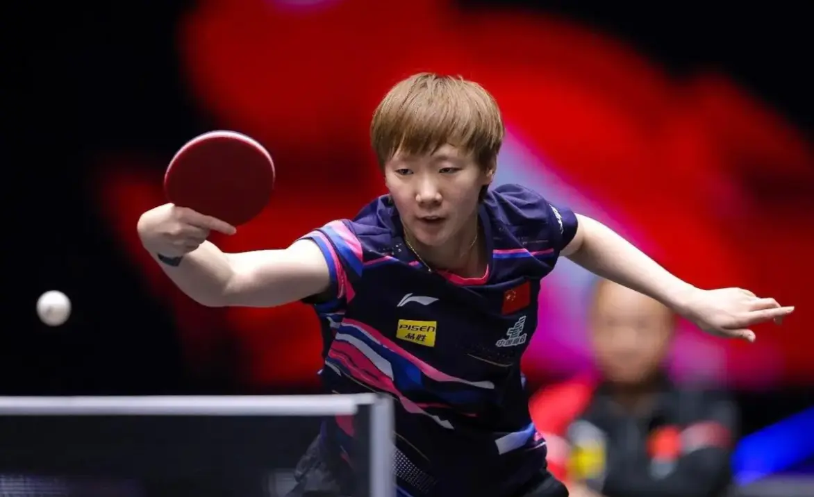 国乒大合照，王楚钦、王曼昱靠边站，孙颖莎稳居C位，王励勤现身