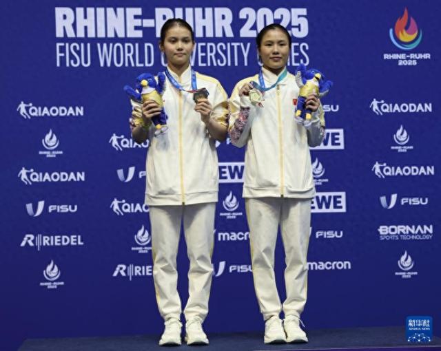 21岁湛江姑娘何妍伟获女双10米台冠军夺得第32届世界大运会中国代表团首金