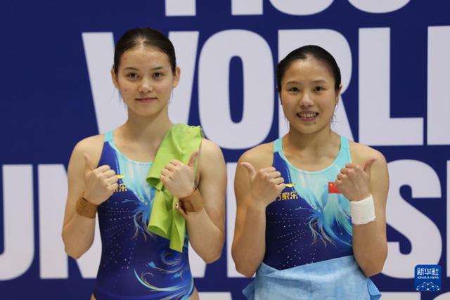 21岁湛江姑娘何妍伟获女双10米台冠军夺得第32届世界大运会中国代表团首金