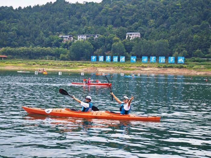 全国14个省（市）的220余名皮划艇健儿升钟湖上展身手