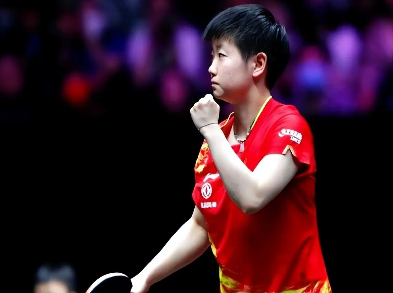 国乒续约大合照：孙颖莎稳居C位！真实地位暴露，主办方闹出笑话