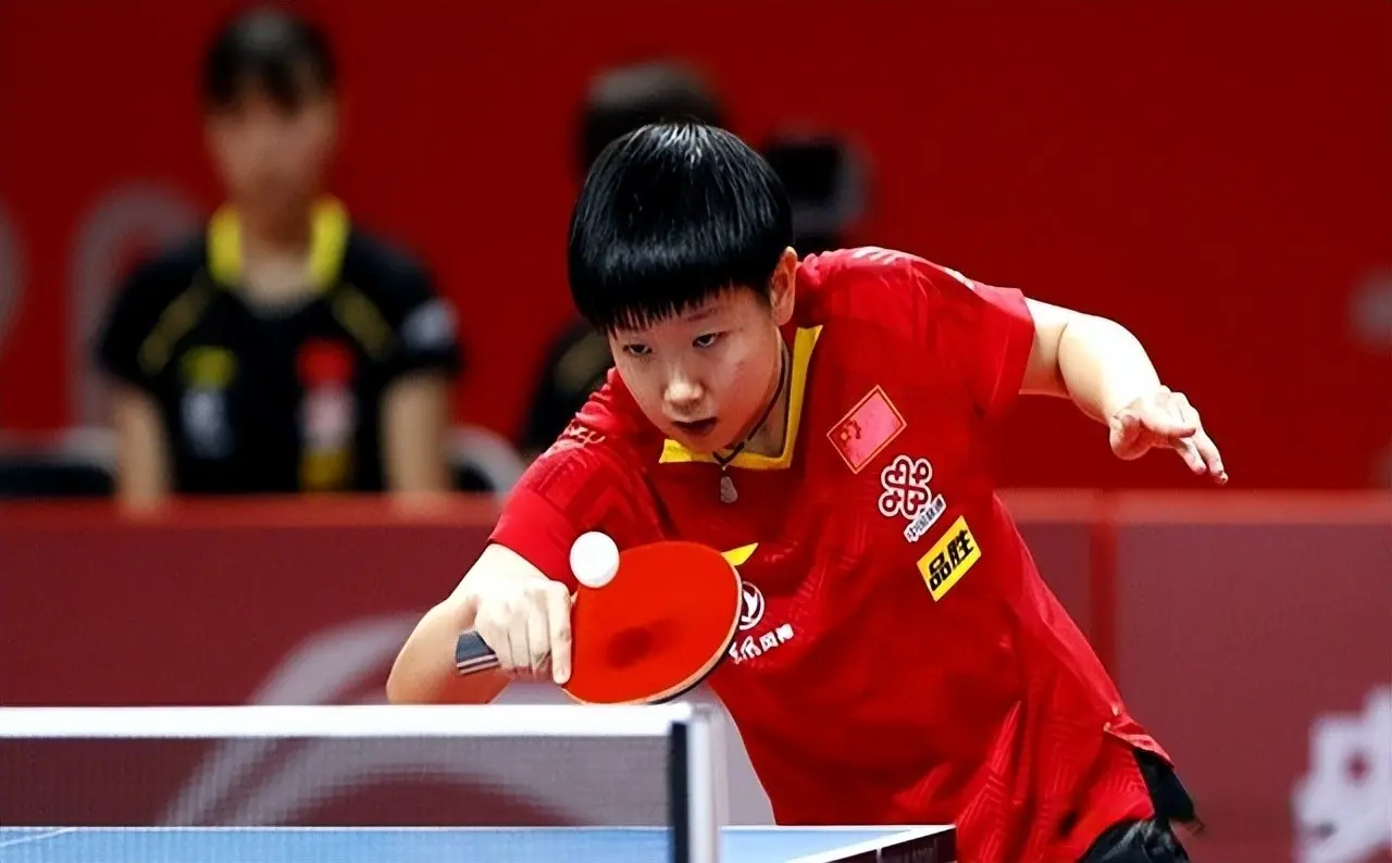 国乒续约大合照：孙颖莎稳居C位！真实地位暴露，主办方闹出笑话