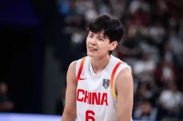 女篮输日本12小时后，没人可以批评她！18岁的她承受太多压力！