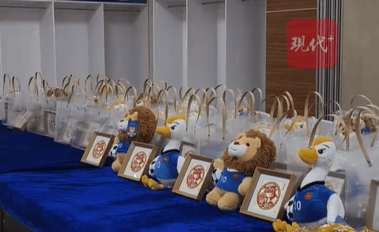 扬州队为南京队准备了35份伴手礼，包含扬州特色非遗剪纸