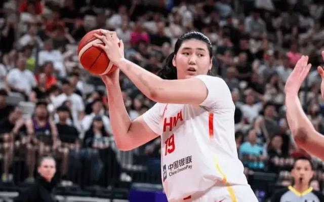 女篮输日本12小时后，没人可以批评她！18岁的她承受太多压力！