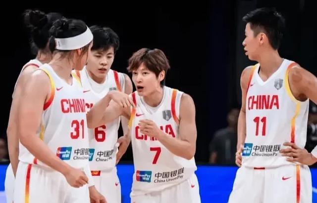 女篮输日本12小时后，没人可以批评她！18岁的她承受太多压力！