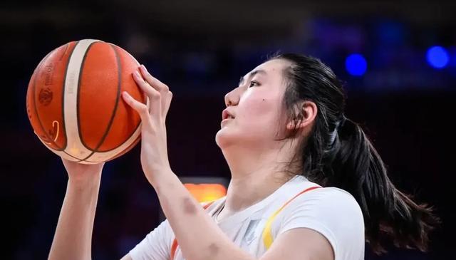 女篮输日本12小时后，没人可以批评她！18岁的她承受太多压力！