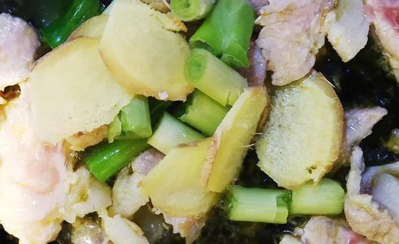 白菜猪肉炖粉条，10块钱搞定全家饭，香到邻居敲门问？