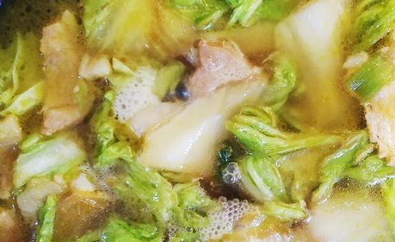 白菜猪肉炖粉条，10块钱搞定全家饭，香到邻居敲门问？