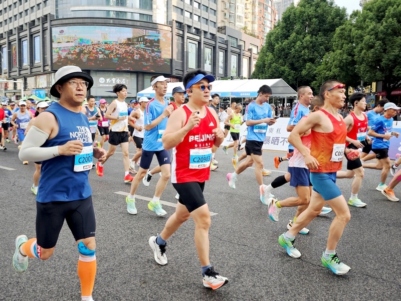 参赛选手满怀激情向终点进发。罗飞燕摄