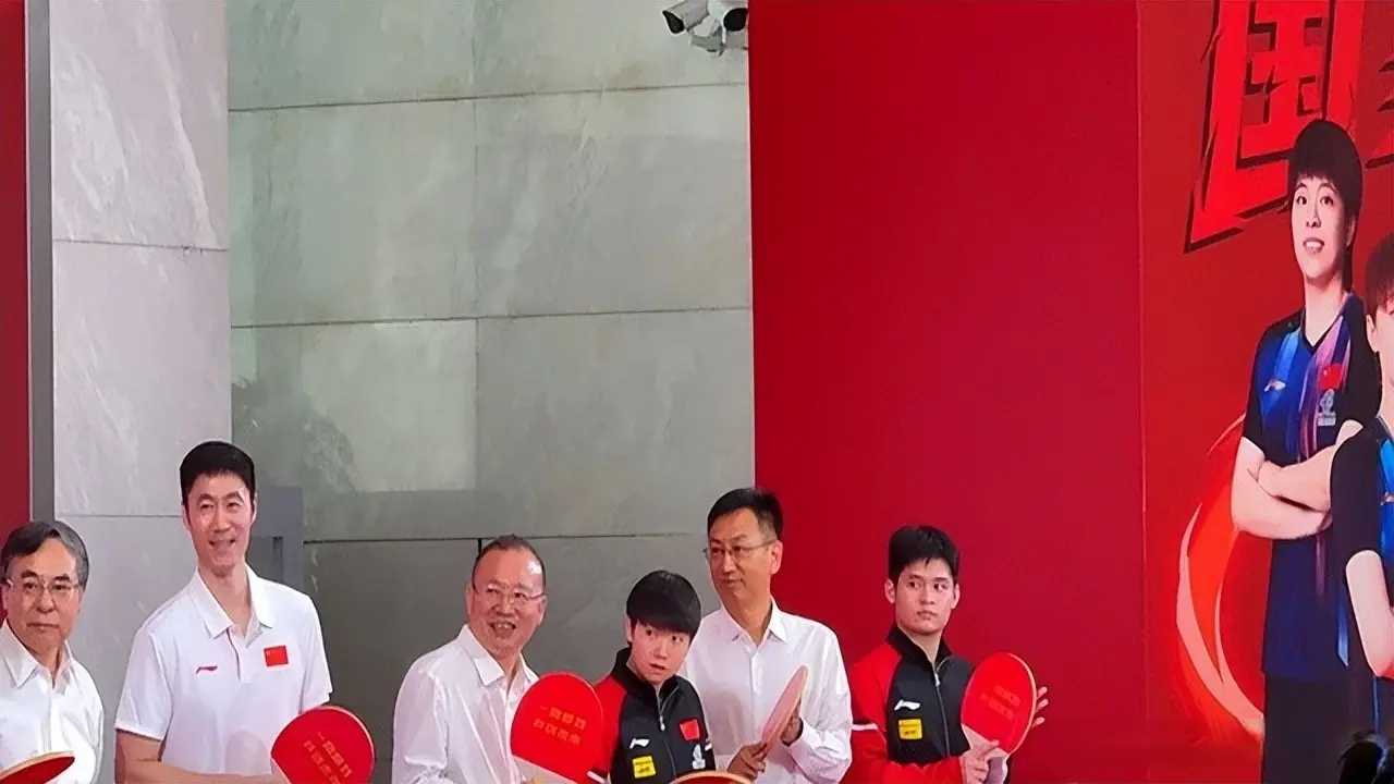 国乒续约大合照：孙颖莎稳居C位！真实地位暴露，主办方闹出笑话