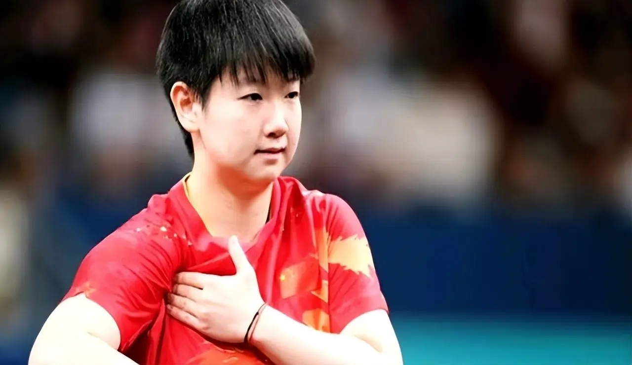 国乒续约大合照：孙颖莎稳居C位！真实地位暴露，主办方闹出笑话