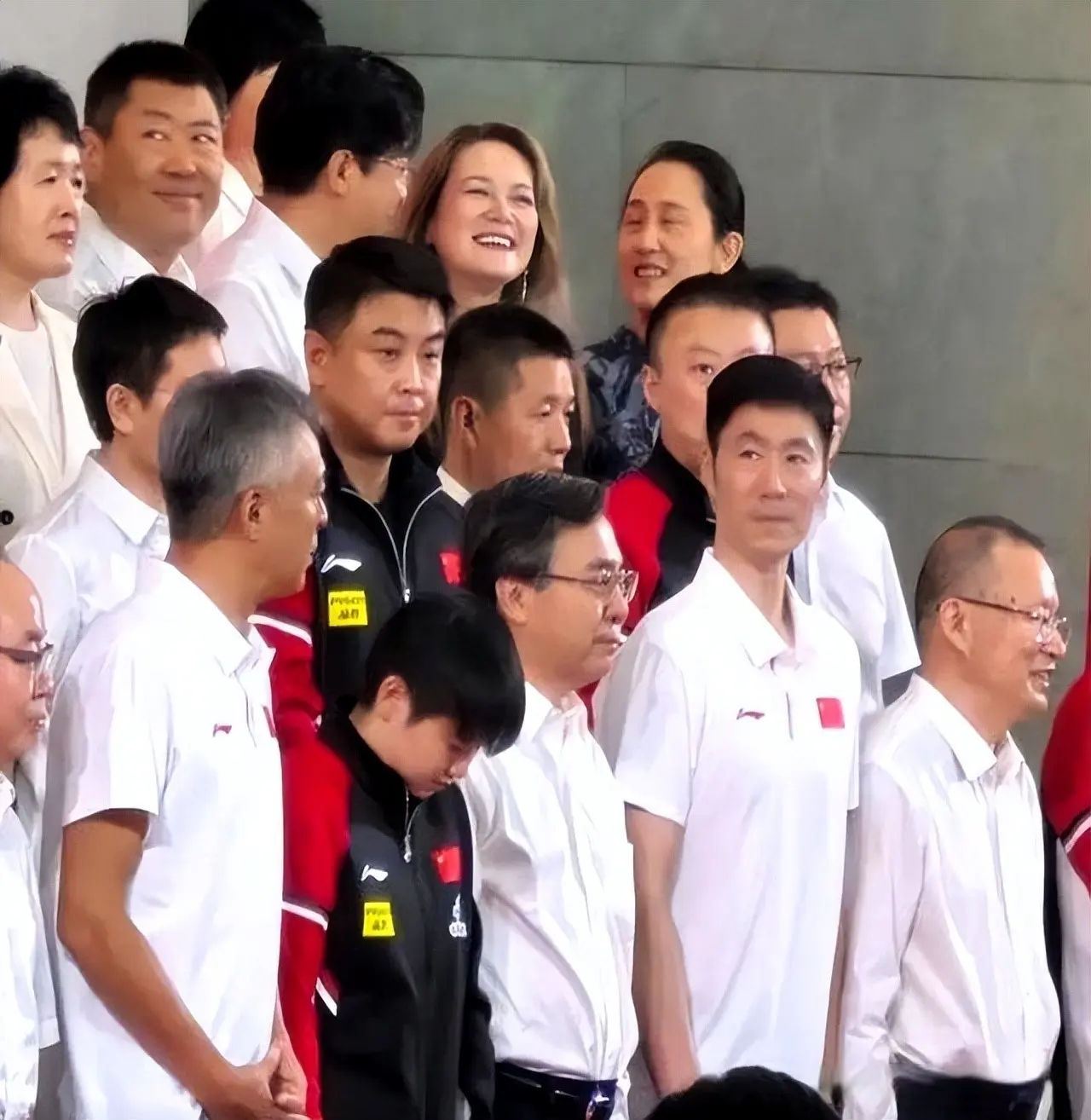 国乒续约大合照：孙颖莎稳居C位！真实地位暴露，主办方闹出笑话