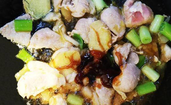 白菜猪肉炖粉条，10块钱搞定全家饭，香到邻居敲门问？