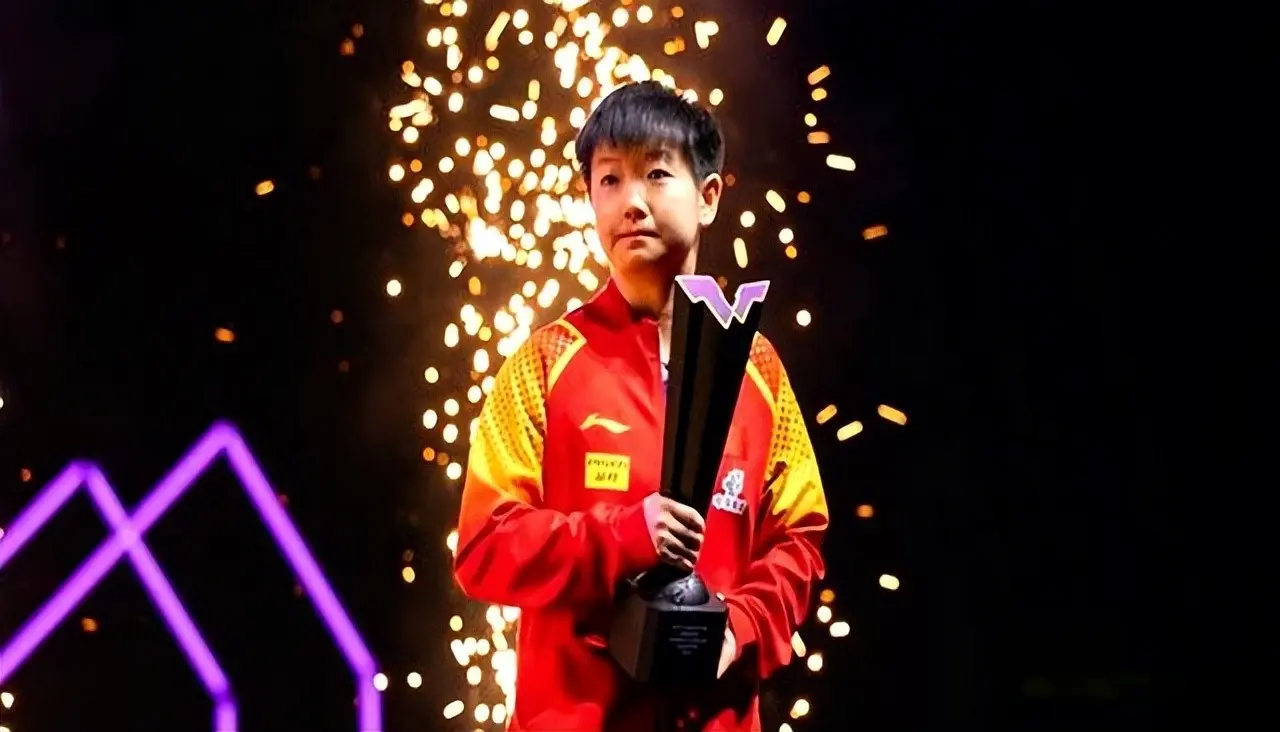 国乒续约大合照：孙颖莎稳居C位！真实地位暴露，主办方闹出笑话