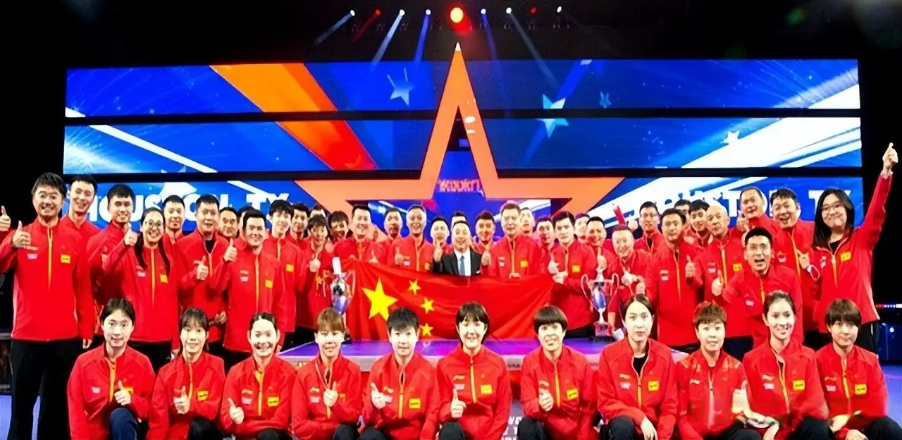 国乒续约大合照：孙颖莎稳居C位！真实地位暴露，主办方闹出笑话