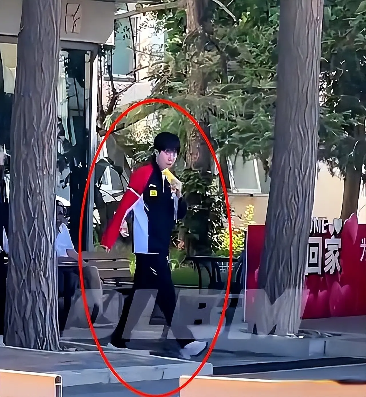 国乒续约大合照：孙颖莎稳居C位！真实地位暴露，主办方闹出笑话