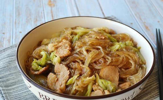 白菜猪肉炖粉条，10块钱搞定全家饭，香到邻居敲门问？
