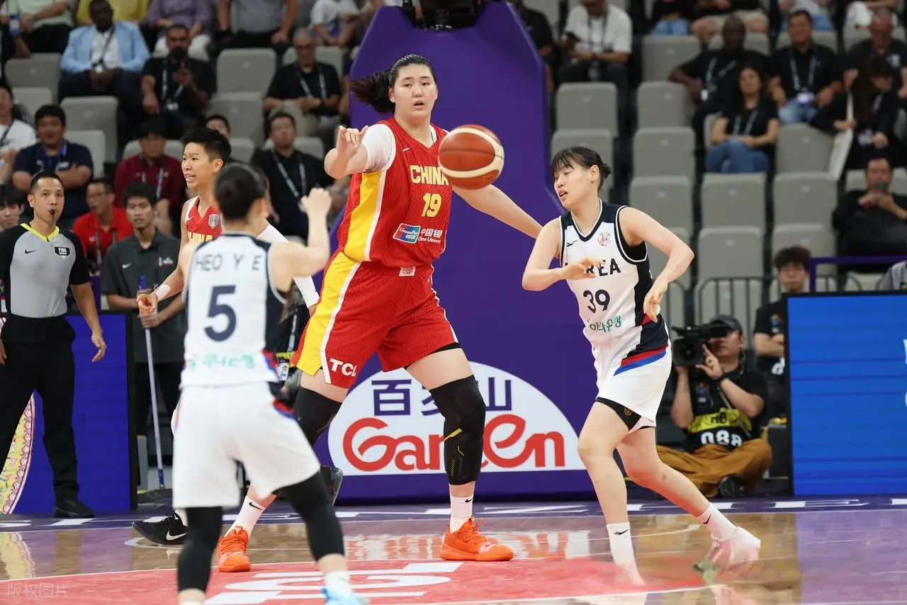 101-66！5人得分上双，王思雨打疯了，1人18分钟0分，中国队夺铜