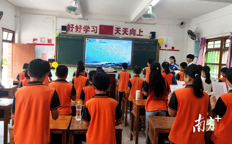 实践队师生与尖山双飞燕小学生合诵《少年中国说》。