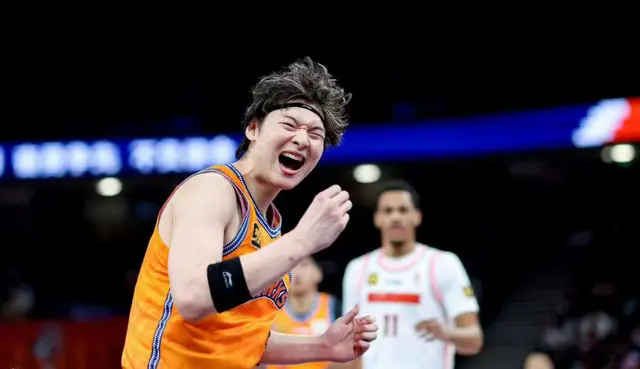 上海男篮33分大胜！击败日本球队，崔晓龙被罚下，偰李永炜爆发