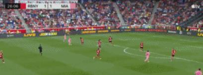 5-1！梅西又“杀疯了”：奔袭30米+独造4球，7场6次双响太夸张